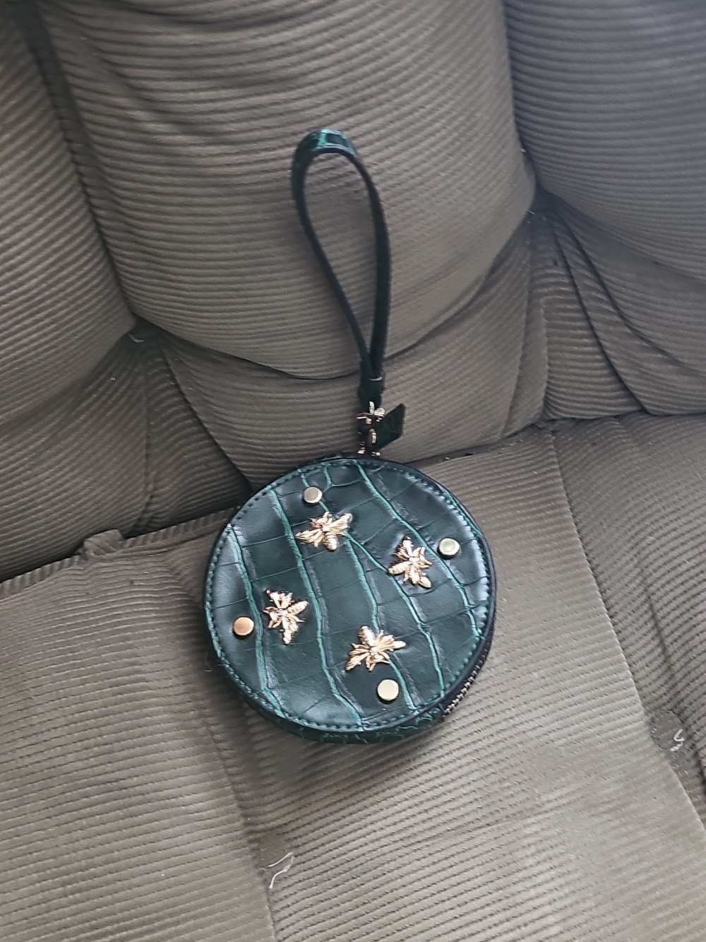 NEIMAN MARCUS Round Green Croc-Embossed Wristlet Coin Purse with Gold Bee Accent - Picture 3 of 7